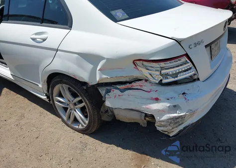 2013 Mercedes-Benz C 300 Luxury 4Matic/Sport 4Matic z USA, uszkodzony, nr VIN WDDGF8AB5DA884406